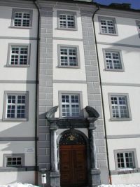 Kloster E. mit gemalten Steinen